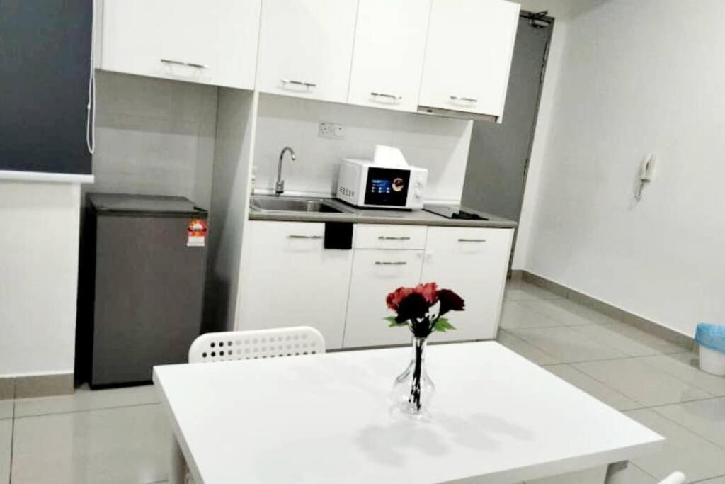 Apartment Cq30 - Self Check In - Netflix- Wifi- Parking- Cyberjaya- Balcony, 2014 *