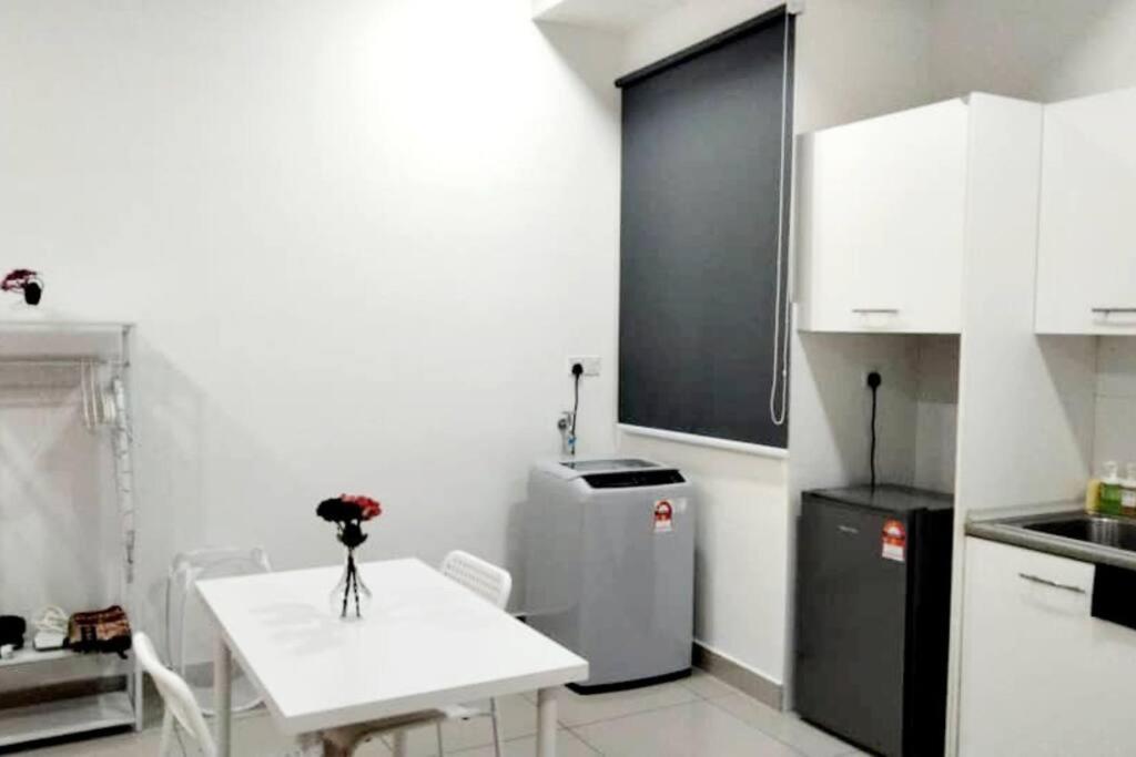 Apartment Cq30 - Self Check In - Netflix- Wifi- Parking- Cyberjaya- Balcony, 2014 *