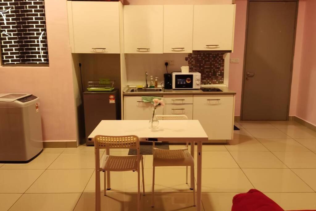 Apartment Cq30 - Self Check In - Netflix- Wifi- Parking- Cyberjaya- Balcony, 2014 *