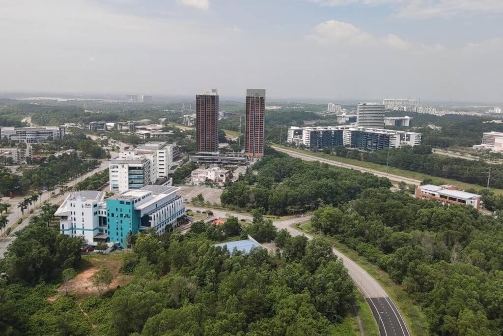Cq30 - Self Check In - Netflix- Wifi- Parking- Cyberjaya- Balcony, 2014 Apartment